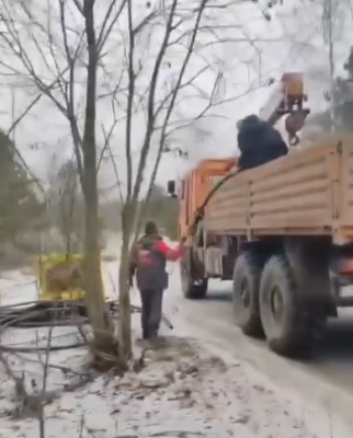 Рязанским рабочим не дали выбросить строительный мусор на кладбище